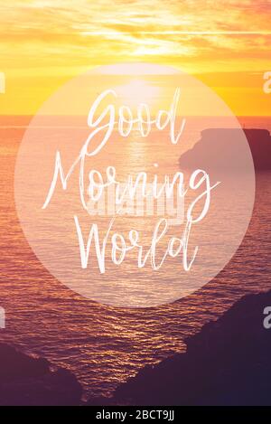 Phrase Good Morning World in the Frame. Der Rand der Klippe mit Meerblick während des Sonnenaufgangs. Urlaub und Lebenskonzept genießen