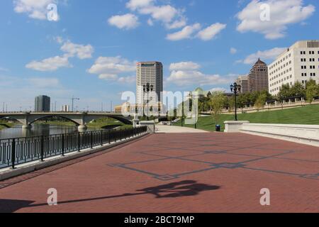 Brückenstruktur, Scioto River District Gerichtsgebäude, Supreme Court House Skyline, Genua Park Spaziergang Weg grüne Landschaft an einem sonnigen Tag in der Innenstadt Col Stockfoto