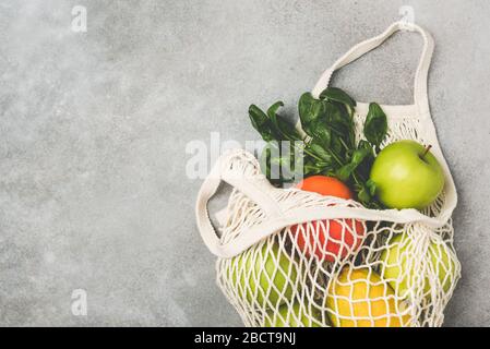 Einkaufstasche Ohne Abfall Mit Frischen Bio-Früchten Und Salat. Kopierbereich. Umweltfreundlicher Eco Lifestyle Stockfoto