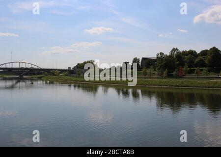 Brückenstruktur, Scioto River District Gerichtsgebäude, Supreme Court House Skyline, Genua Park Spaziergang Weg grüne Landschaft an einem sonnigen Tag in der Innenstadt Col Stockfoto