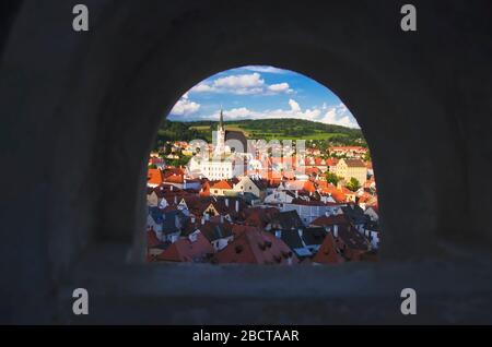 Historische Stadt in wunderschöner Sonnenaufgangsbeleuchtung - Krumau in Tschechien Stockfoto