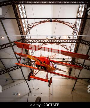 Brüssel, Belgien - 20. Juli 2019: Deutsche Armee Fokker Dr. I Dreidecker Jagdflugzeug im Königlichen Museum der Armee und der militärischen Geschichte in Brussel Stockfoto