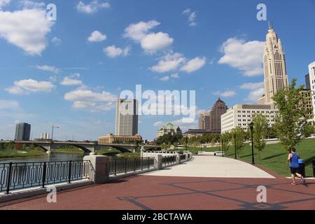 Brückenstruktur, Scioto River District Gerichtsgebäude, Supreme Court House Skyline, Genua Park Spaziergang Weg grüne Landschaft an einem sonnigen Tag in der Innenstadt Col Stockfoto