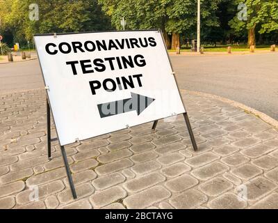 Schild mit dem Weg zu einem Coronavirus Testzentrum Stockfoto