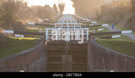 Caen Hill sperrt, in der Nähe von Devizes, Wiltshire, Großbritannien. März 2020. An einem knackigen Frühlingmorgen macht sich eine Läuferin auf den Weg entlang des Kennet- und Avon-Kanals und PA Stockfoto