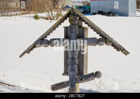 Vintage Holzkreuz geworfen Stockfoto