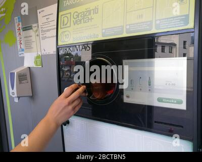 KAUNAS, LITAUEN - 03. JUNI 2018: Nahaufnahme eines automatischen Rücknahmeautomaten zum Sammeln und Recycling leerer Flaschen Stockfoto