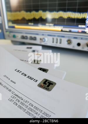 Kaunas, LITAUEN - 5. Juni 2018 - Litauische Norm LST EN 55015 Nahaufnahme vor dem Spektrum-Analysator für elektromagnetische Verträglichkeit Messungen Stockfoto