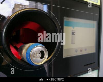 KAUNAS, LITAUEN - 03. JUNI 2018: Nahaufnahme eines automatischen Rücknahmeautomaten zum Sammeln und Recycling leerer Flaschen Stockfoto