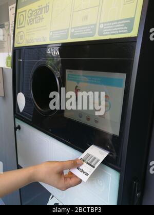 KAUNAS, LITAUEN - 03. JUNI 2018: Nahaufnahme eines automatischen Rücknahmeautomaten zum Sammeln und Recycling leerer Flaschen Stockfoto