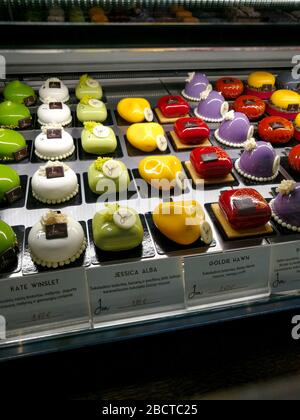KAUNAS, LITAUEN - 15 APRIL, 2018 - Mehrfarbige Auswahl an bunten Kuchen auf Café Schaufenster in MEGA Supermarkt in Kaunas, Litauen Stockfoto