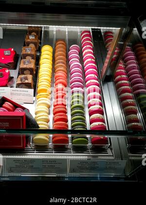 KAUNAS, LITAUEN - 15 APRIL, 2018 - Mehrfarbige Auswahl an bunten Kuchen auf Café Schaufenster in MEGA Supermarkt in Kaunas, Litauen Stockfoto
