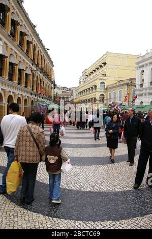 Macau, 8. FEBRUAR 2005 - Menschen, die auf dem Senado-Platz spazieren Stockfoto
