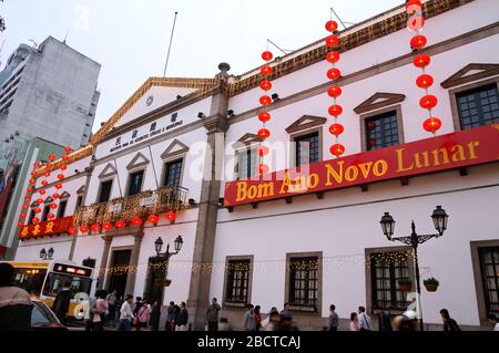 Macau, 8. FEBRUAR 2005 - Blick auf die Abenddämmerung der chinesischen Neujahrdekoration im Büro für kommunale Angelegenheiten Stockfoto