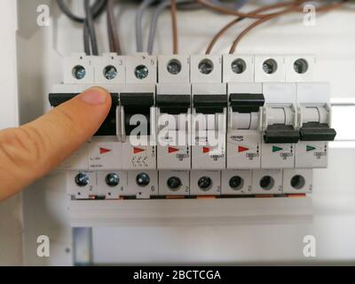 Außenschalter mit Fingerschaltung im Schaltschrank der elektrischen Schalttafel Stockfoto
