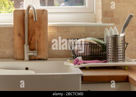 Ein Blick auf den sauberen Spülplatz im Trockenregal in einer offenen Küche Stockfoto