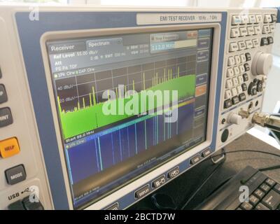 Hochfrequenzspektrum während der Messung elektromagnetischer Verträglichkeit Stockfoto