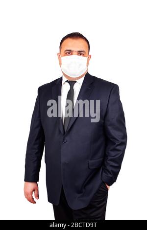 Porträt des Geschäftsmannes in einer formellen Abnutzung und medizinischen Maske. Isoliert Stockfoto