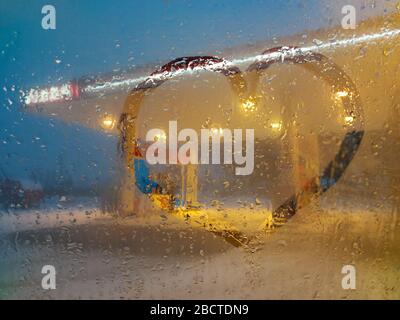 Herz gezeichnet mit Finger auf den Nebel auf Autofenster und Blick auf die Tankstelle Stockfoto