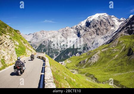 Blick auf das Motorrad auf der berühmten Straße in den Bergen Alps Passo Stelvio. Lieblingsplatz für alle Radfahrer Stockfoto