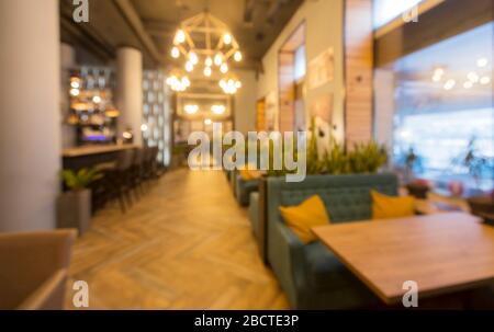 Verschwommenes modernes Restaurant oder Café-Interieur. Öffentlicher Platz im Inneren Stockfoto