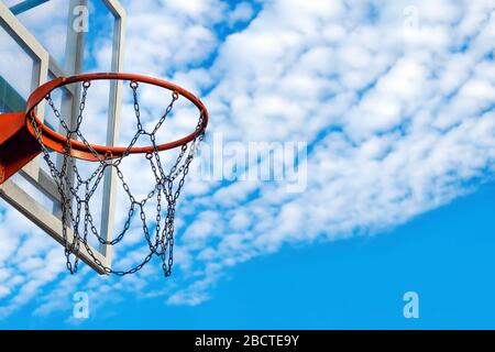 Konzept des Ziels im Spielsport. Basketball-Korb. Open-Air-Basketballplatz. Hintergrund Stockfoto