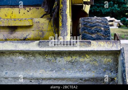 Ansicht des schmutzigen Eimers eines gelb zerkratzten Bau Bulldozer. Baukonzept. Bergbau Hintergrund Stockfoto