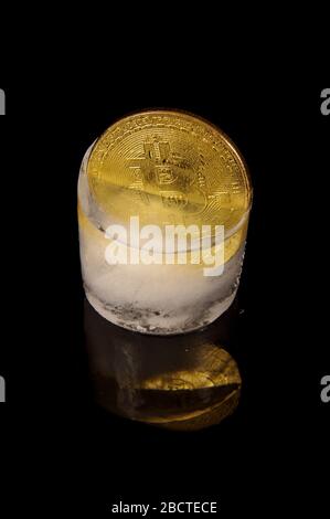 Bitcoin ist eine virtuelle Währung, aber diese Münze ist ein Symbol für Bitcoin Stockfoto
