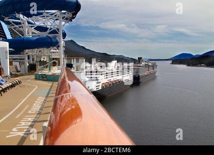 Eine Reihe von Kreuzfahrtschiffen dockte an einem Pier an Stockfoto