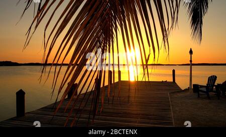 Tolle Bucht auf den US Keys bei Sonnenuntergang - ISLAMORADA, USA - 12. APRIL 2016 Stockfoto