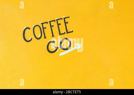 Slogan mit Pfeil Kaffee auf einem orangefarbenen Hintergrund gehen. Inschrift zum Thema Kaffee. Kaffee zu gehen Konzept. Copy space Stockfoto