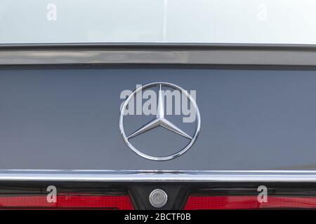 SUMY, UKRAINE - 21. SEPTEMBER 2019. Mercedez-Benz-Zeichen. Das Schild befindet sich auf dem Kofferraum des Autos. Mercedes Benz W 126. 560 SEK Stockfoto