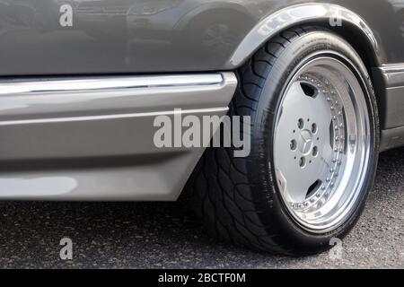 SUMY, UKRAINE - 21. SEPTEMBER 2019. AMG Räder auf dem Oldtimer Mercedez Benz 560 SEC. Chrom Räder AMG. W126 Stockfoto