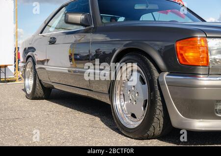 SUMY, UKRAINE - 21. SEPTEMBER 2019. Mercedes-Benz 560 SEC W126. AMG Stoßfänger und Schweller. AMG Räder. S-Klasse. Renoviertes Coupé in einwandfreiem Zustand Stockfoto