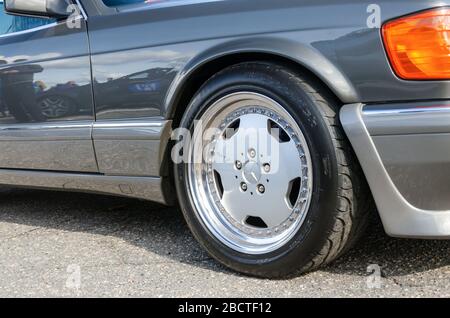 SUMY, UKRAINE - 21. SEPTEMBER 2019. AMG Räder auf dem Oldtimer Mercedez Benz 560 SEC. Chrom Räder AMG. Vorderrad W126 Stockfoto