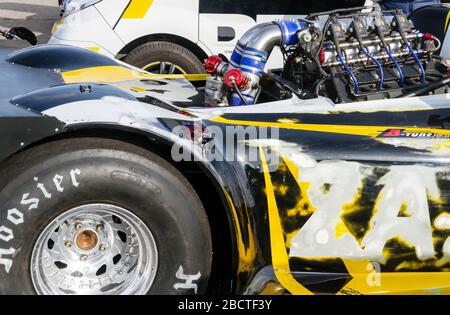 SUMY, UKRAINE - 21. SEPTEMBER 2019.Ansicht des Hinterrads und des Motors eines leistungsstarken Dragsters. Ukrainisches ZAZ GTR Stockfoto