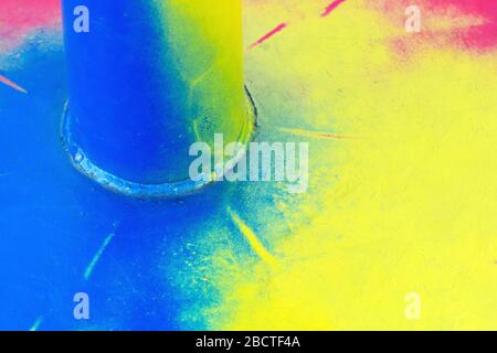 Abstrakte lackierte Metallstruktur. Blaue, gelbe und rote Farben. Farbenfroher Hintergrund Stockfoto