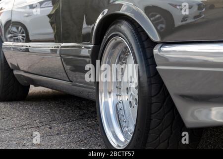 SUMY, UKRAINE - 21. SEPTEMBER 2019. AMG Mercedes Benz im alten Stil. AMG Chromfelgen S-Klasse w126. 560 SEK Stockfoto