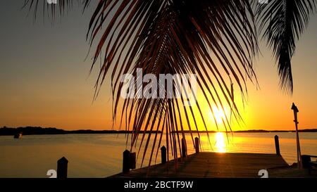 Wunderbarer Pier bei Sonnenuntergang auf den USA Keys - ISLAMORADA, USA - 12. APRIL 2016 Stockfoto