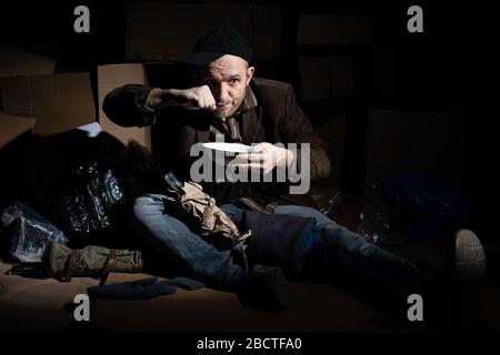 Wenn Sie obdachlos werden, werden Straßenkartons zu Ihrem Zuhause. Stockfoto
