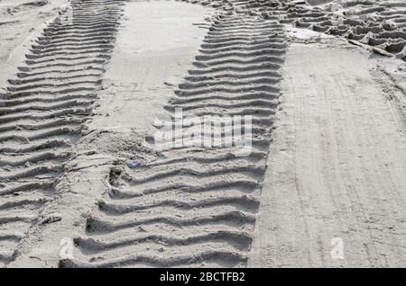 Spuren eines Bulldozer im Sand. Konzept der Bau-und Reparaturarbeiten. Ort der Arbeit der Baumaschinen Stockfoto