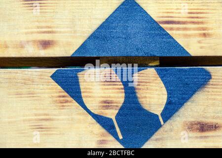 Bild von zwei Gläsern Wein oder Champagner auf einem hölzernen Hintergrund. Cheers-Symbol. Holztisch Stockfoto