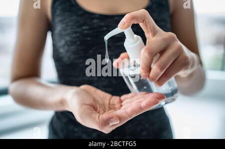 Händededesinfektionsfrau, die Desinfektionsgel flüssige reibende Hände anwendet, reinigen persönliche Hygiene Coronavirus Pervention zu Hause. Desinfektionsflasche. Stockfoto