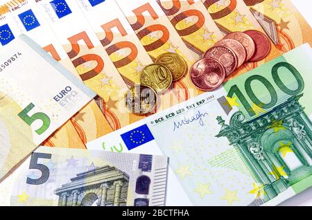 Verschiedene Euro-Gelder aus nächster Nähe. 5, 50 und 100 Euro mit Eurocent Stockfoto