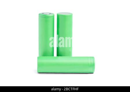 Drei Akkus auf weißem Hintergrund isoliert. 18650 grüne Batterien. Energiekonzept des Gerätes Stockfoto