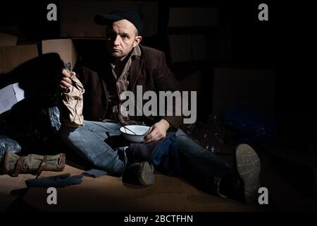Wenn Sie obdachlos werden, werden Straßenkartons zu Ihrem Zuhause. Stockfoto