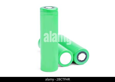 Drei Akkus auf weißem Hintergrund isoliert. 18650 grüne Batterien. Energiekonzept des Gerätes Stockfoto
