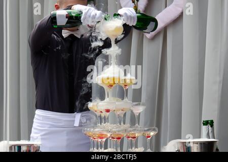 Catering-Service. Hochzeit Folie Champagner für Braut und Bräutigam im Freien. Catering-Bar für Feiern Stockfoto