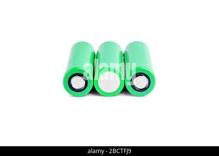 Drei Akkus auf weißem Hintergrund isoliert. 18650 grüne Batterien. Energiekonzept des Gerätes Stockfoto