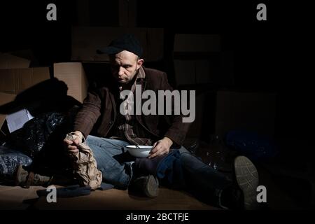Wenn Sie obdachlos werden, werden Straßenkartons zu Ihrem Zuhause. Stockfoto